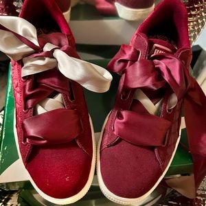 🤩NWB Women Satin laces Puma’s 💫